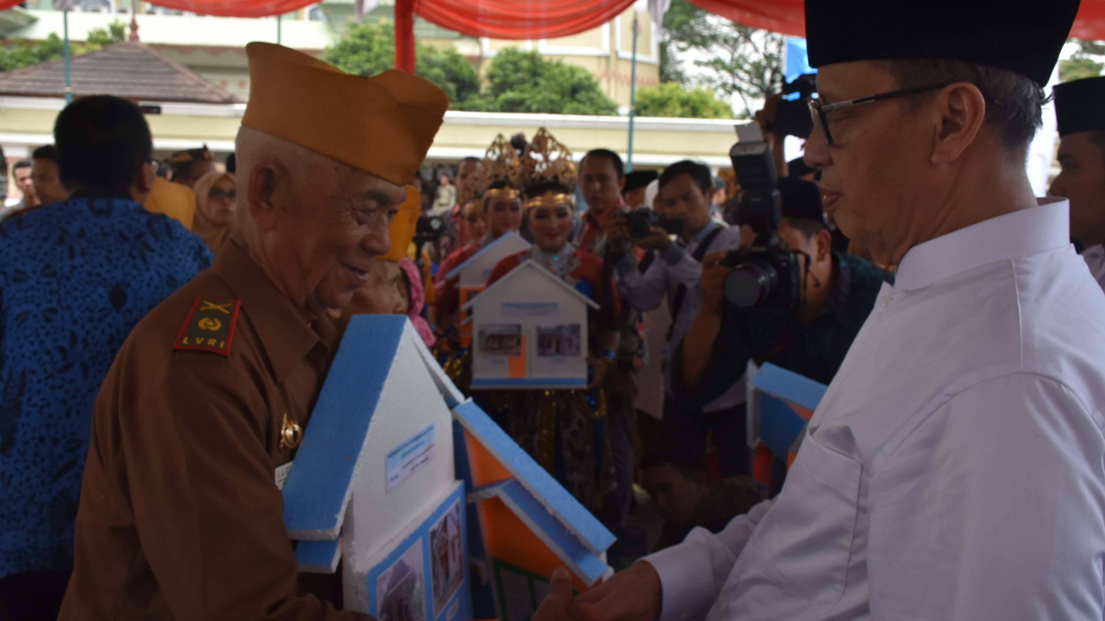 BANTUAN RUMAH DARI GUBERNUR BANTEN WAHIDIN HALIM DI HARI ULANG TAHUN PROVINSI BANTEN KE 19